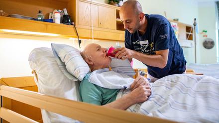 Ein Altenpfleger mit seinem Patienten. 