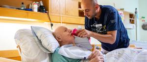 Ein Altenpfleger mit seinem Patienten. 