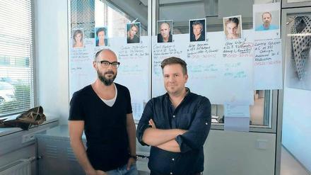 Krimiautoren Volker Klüpfel (links) und Michael Kobr haben sich einen Mord ausgedacht. Ein echter Ermittler soll ihn lösen.