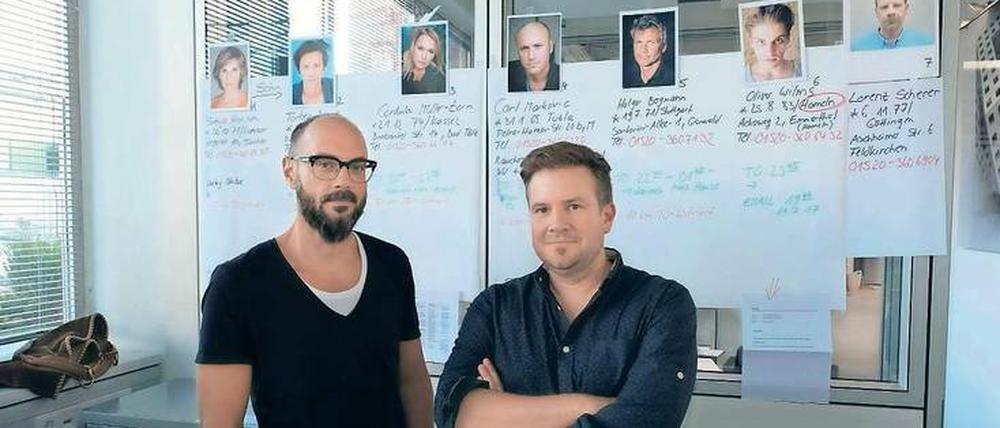 Krimiautoren Volker Klüpfel (links) und Michael Kobr haben sich einen Mord ausgedacht. Ein echter Ermittler soll ihn lösen.
