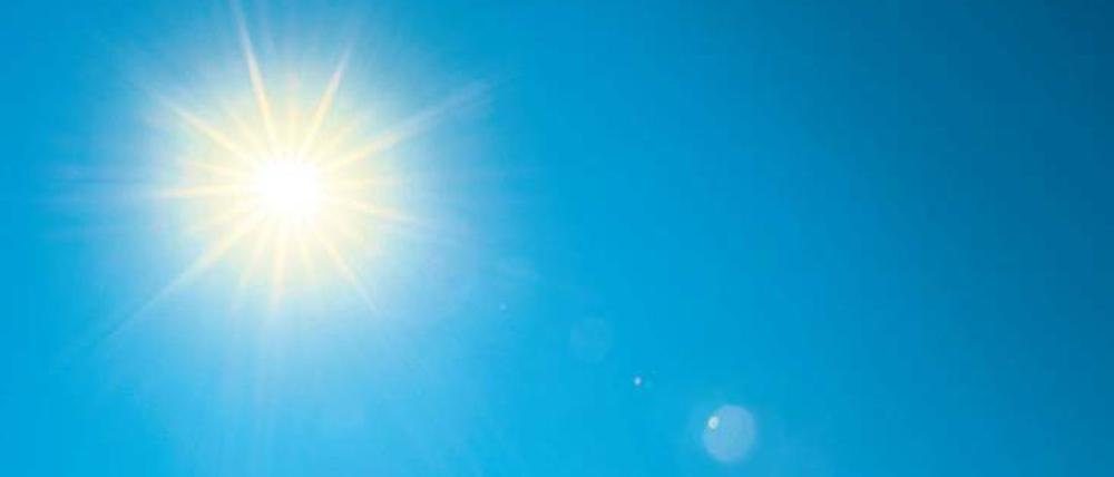 Sonne an blauem Himmel.