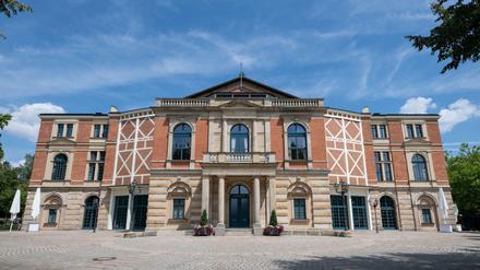 Unter freiem Himmel und gleißender Sonne: das Richard-Wagner-Festspielhaus in Bayreuth. 