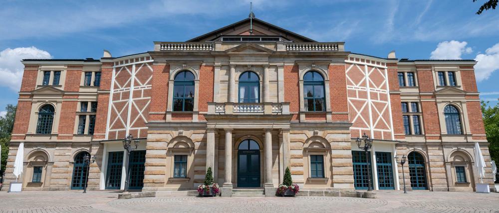 Unter freiem Himmel und gleißender Sonne: das Richard-Wagner-Festspielhaus in Bayreuth.
