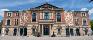 Unter freiem Himmel und gleißender Sonne: das Richard-Wagner-Festspielhaus in Bayreuth. 