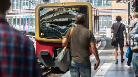 Eine S-Bahn fährt in den Ostbahnhof ein (Symbolbild).