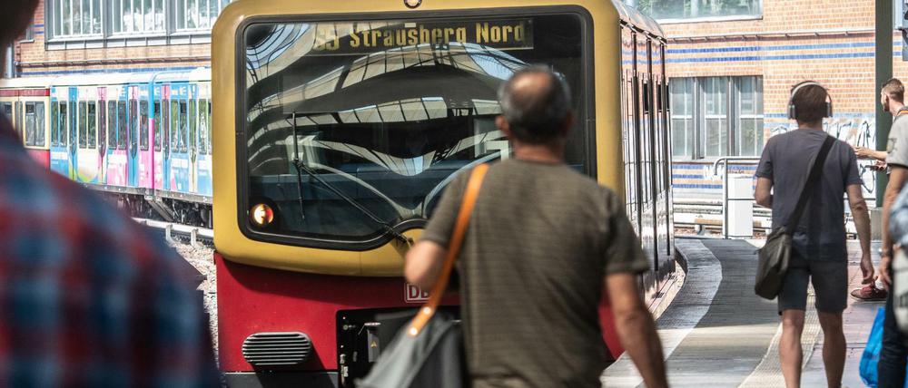 Eine S-Bahn fährt in den Ostbahnhof ein (Symbolbild).