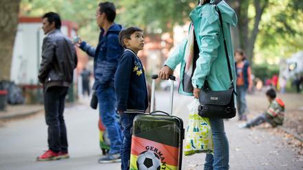 Flüchtlinge warten Berlin auf ihre Registrierung. und spätere Zuweisung eines Schlafplatzes.