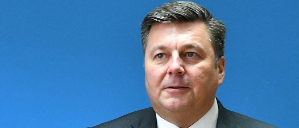 26.02.2018, Berlin: Andreas Geisel (SPD), Innensenator von Berlin, kommt zu einem Pressegespräch. Dort begründete er die sofortige Ablösung von Polizeipräsident Kandt. Foto: Paul Zinken/dpa +++ dpa-Bildfunk +++