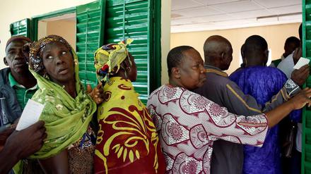Menschen warten vor einem Wahllokal in Bamako darauf, ihre Stimme abzugeben. Amtsinhaber Keita gilt als Favorit für das Präsidentenamt.