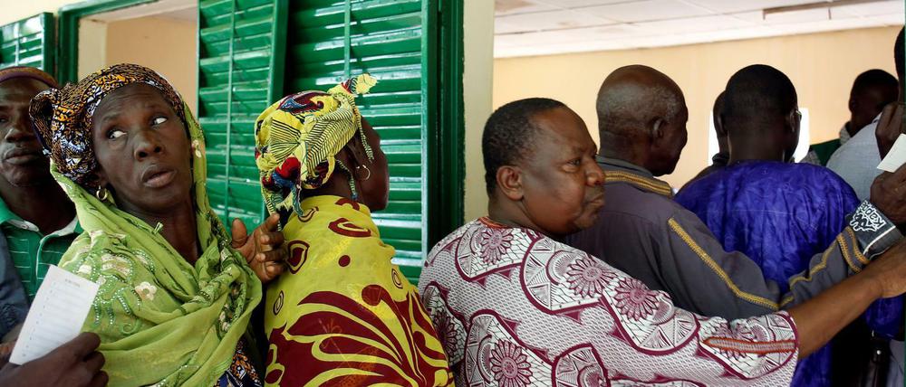 Menschen warten vor einem Wahllokal in Bamako darauf, ihre Stimme abzugeben. Amtsinhaber Keita gilt als Favorit für das Präsidentenamt.