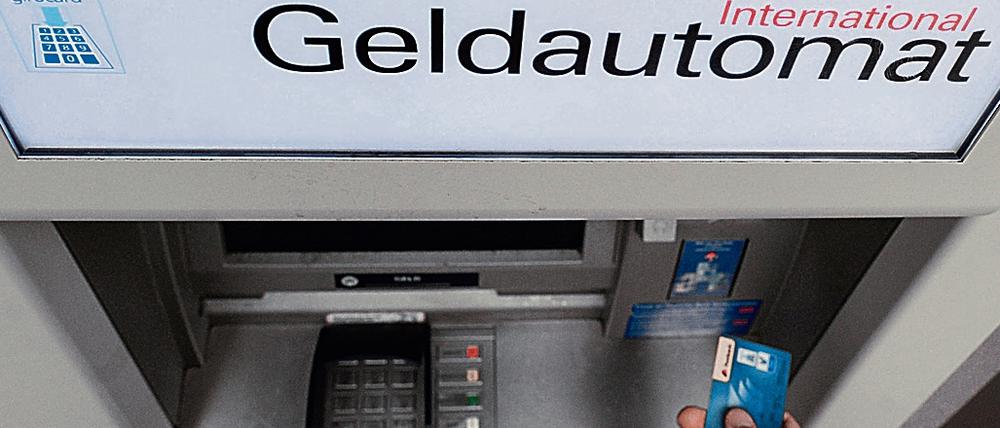 Nicht immer allzeit bereit: Zahlreiche Geldautomaten in Berlin stehen nur noch tagsüber zur Verfügung. 