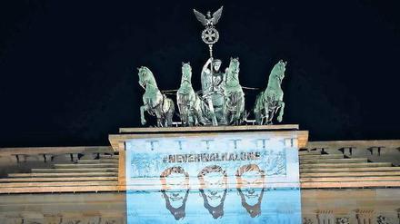 You never walk alone, Mesut Özil. Aktivisten von „Reconquista Internet“ haben ihre Unterstützung für den umstrittenen Fußballer aufs Brandenburger Tor projiziert.