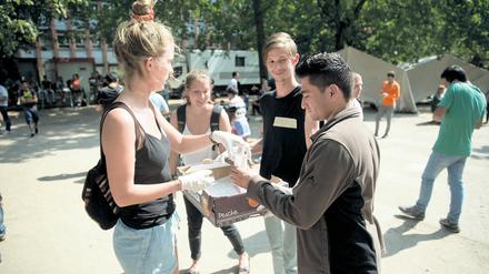Ehrenamtliche der Initiative "Moabit hilft" im Sommer 2015 vor dem Lageso.