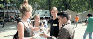 Ehrenamtliche der Initiative "Moabit hilft" im Sommer 2015 vor dem Lageso.