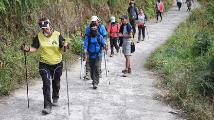 Indonesische und ausländische Wanderer im Gebiet Rinjani, beim Abstieg vom Vulkan.