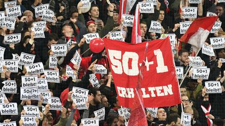 Bleibt sie oder fällt sie? Die aktive Fanszene ist pro 50+1-Regel, 96-Chef Martin Kind dagegen.