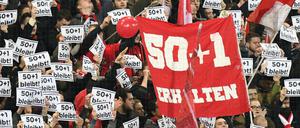 Bleibt sie oder fällt sie? Die aktive Fanszene ist pro 50+1-Regel, 96-Chef Martin Kind dagegen.