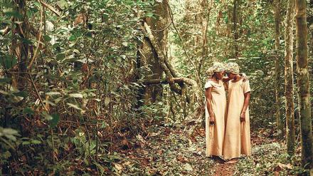 Zwei Schwestern. Die Ausstellung zeigt, welche Geschichten sich die Menschen in der Region Mbomo im Odzala-Kokoua-Nationalpark in der Republik Kongo erzählen. 