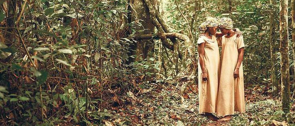 Zwei Schwestern. Die Ausstellung zeigt, welche Geschichten sich die Menschen in der Region Mbomo im Odzala-Kokoua-Nationalpark in der Republik Kongo erzählen.