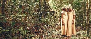 Zwei Schwestern. Die Ausstellung zeigt, welche Geschichten sich die Menschen in der Region Mbomo im Odzala-Kokoua-Nationalpark in der Republik Kongo erzählen. 