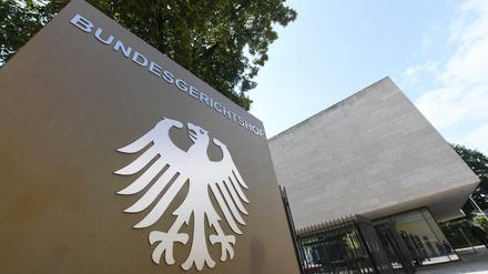 Ein Hinweisschild vor dem Bundesgerichtshof in Karlsruhe.