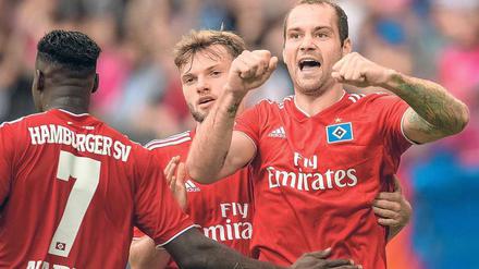 Zurück mit Fäustchen. Pierre-Michel Lasogga (rechts) spielt nach seiner Leihe bei Leeds United wieder beim Hamburger SV.