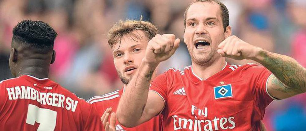 Zurück mit Fäustchen. Pierre-Michel Lasogga (rechts) spielt nach seiner Leihe bei Leeds United wieder beim Hamburger SV.