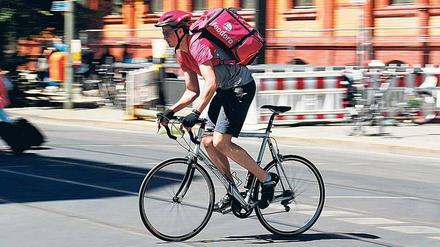 Mit seinen Lieferdiensten wie Foodora wächst Delivery Hero stärker als geplant und will nun zusätzlich hohe Summen investieren. 