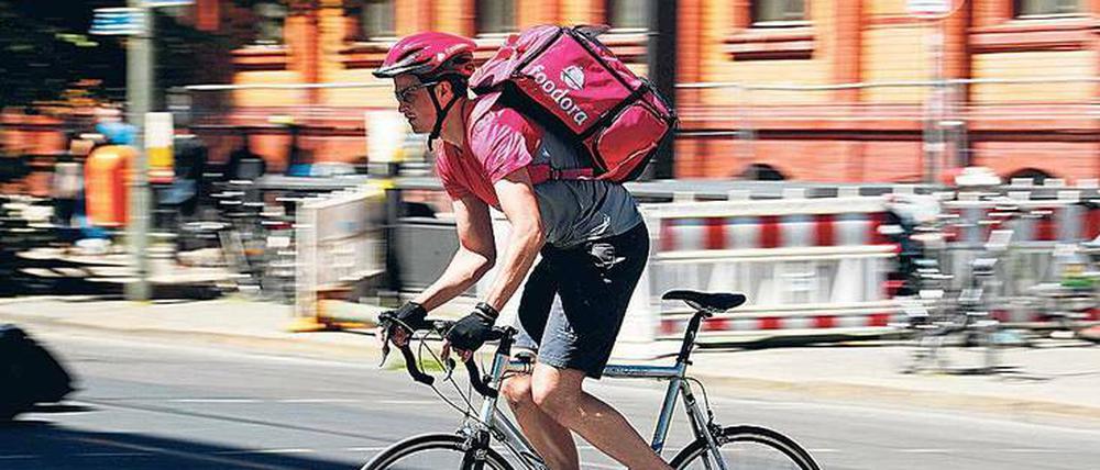 Mit seinen Lieferdiensten wie Foodora wächst Delivery Hero stärker als geplant und will nun zusätzlich hohe Summen investieren.