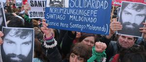 Die rechtsstaatliche Aufklärung des Todes von Santiago Maldonado forderten Demonstranten am Mittwoch in Buenos Aires.