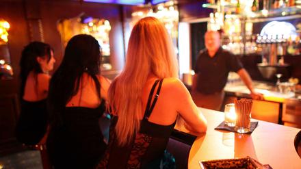 Prostituierte sitzen in einem Bordell.