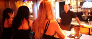 Prostituierte sitzen in einem Bordell.