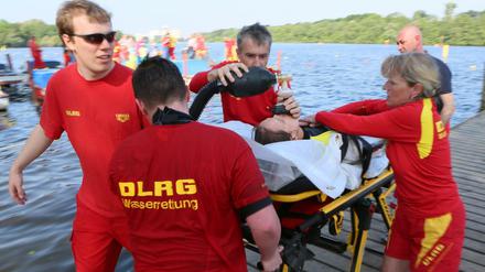 Zum Glück nur eine Übung. DLRG-Schwimmer im Einsatz am Templiner See in Potsdam.