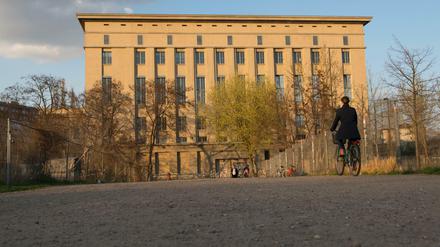 Bei der Club-Tour radelt man auch am berühmt berüchtigten Berghain vorbei.