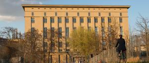 Bei der Club-Tour radelt man auch am berühmt berüchtigten Berghain vorbei.