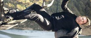 Voller Einsatz. Ethan Hunt (Tom Cruise) entspannt sich in luftiger Höhe an der Kufe eines Helikopters.