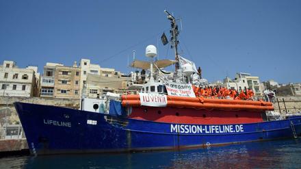 Die Crewmitglieder des deutschen Seenotrettungsschiffs "Lifeline" sind derzeit zum Zusehen verdammt.
