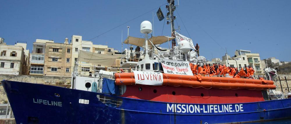 Die Crewmitglieder des deutschen Seenotrettungsschiffs "Lifeline" sind derzeit zum Zusehen verdammt.