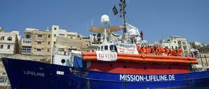Die Crewmitglieder des deutschen Seenotrettungsschiffs "Lifeline" sind derzeit zum Zusehen verdammt.