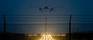 Nächtlicher Landeanflug auf Schönefeld. Anwohner kämpften für mehr Ruhe rund um den BER.
