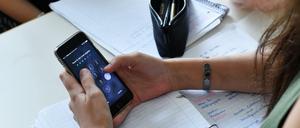 Tippen im Unterricht. Zumindest vor Klassenarbeiten müssen Berliner Schüler ihre Handys bereits abgeben.