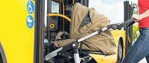 Beim Einsteigen sind Rollstuhlfahrer und Fahrgäste mit Kinderwagen nicht auf die Hilfe des Busfahrers angewiesen. 