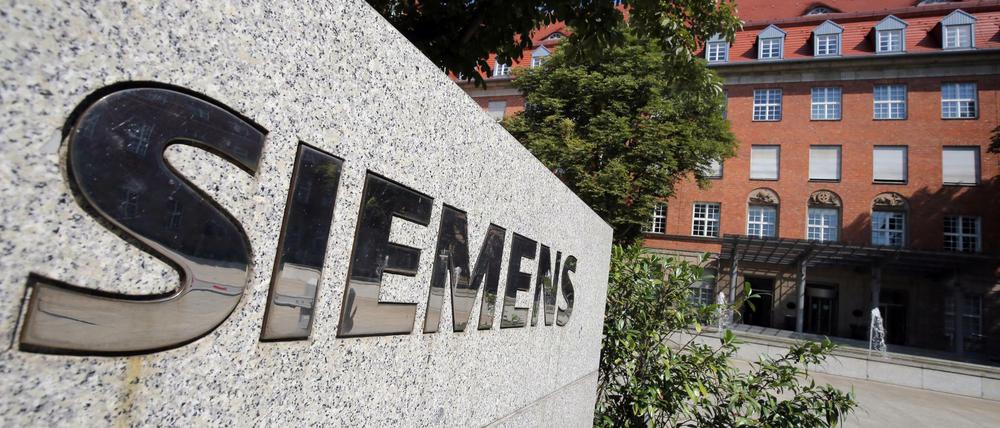 Schriftzug an der Hauptverwaltung von Siemens am Siemensdamm im Bezirk Spandau.