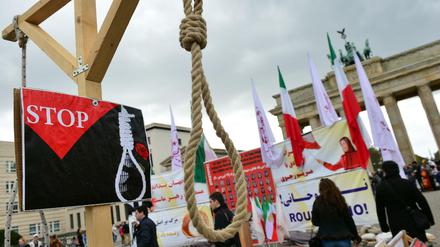 Iraner protestieren im April 2017 in Berlin gegen die Anwendung der Todesstrafe in ihrem Heimatland.