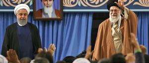 Irans Präsident Hassan Rouhani (l.) und Ayatollah Ali Khamenei (r.) bei einem Treffen mit Regierungsvertretern in Teheran. 