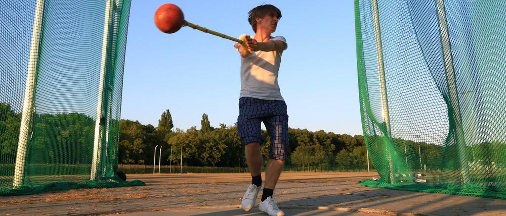 Hau-Ruck. Markus Lücker probiert sich an der Leichtathletik-Disziplin Hammerwerfen.