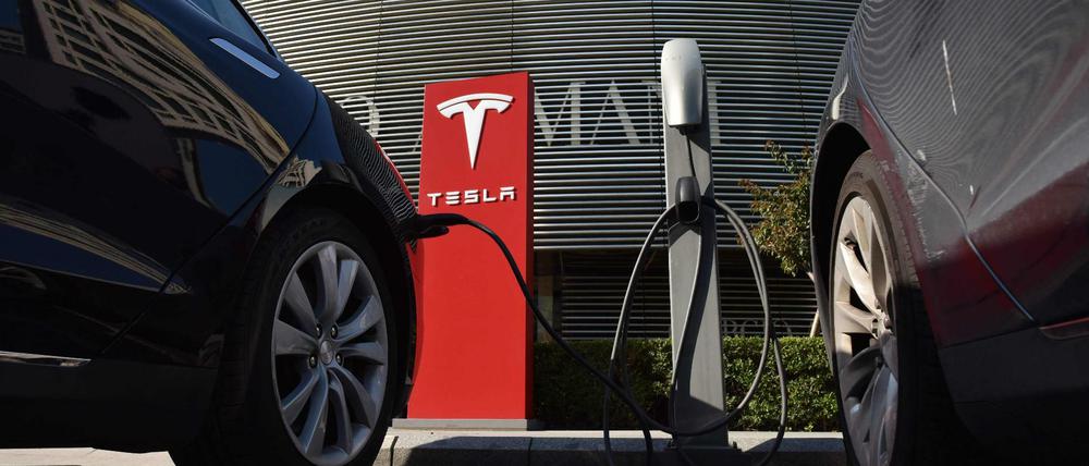 Tesla in Peking. Im kommenden Jahr soll zudem ein Werk in China auf den Weg gebracht werden. Die dafür nötigen etwa zwei Milliarden Dollar will Tesla vor Ort aufnehmen.