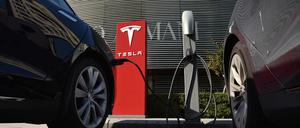 Tesla in Peking. Im kommenden Jahr soll zudem ein Werk in China auf den Weg gebracht werden. Die dafür nötigen etwa zwei Milliarden Dollar will Tesla vor Ort aufnehmen.