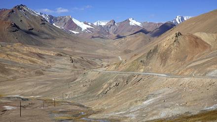 Der Blick vom Ak-Baital-Pass auf den Pamir Highway in Tadschikistan.