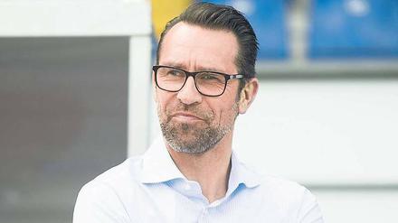 Blick nach vorn. Manager Preetz wünscht sich offensiveren Fußball. Foto: Simon/Imago